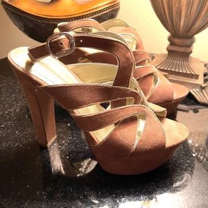 BCBG MAXAZRIA BROWN HEELED SANDALS
